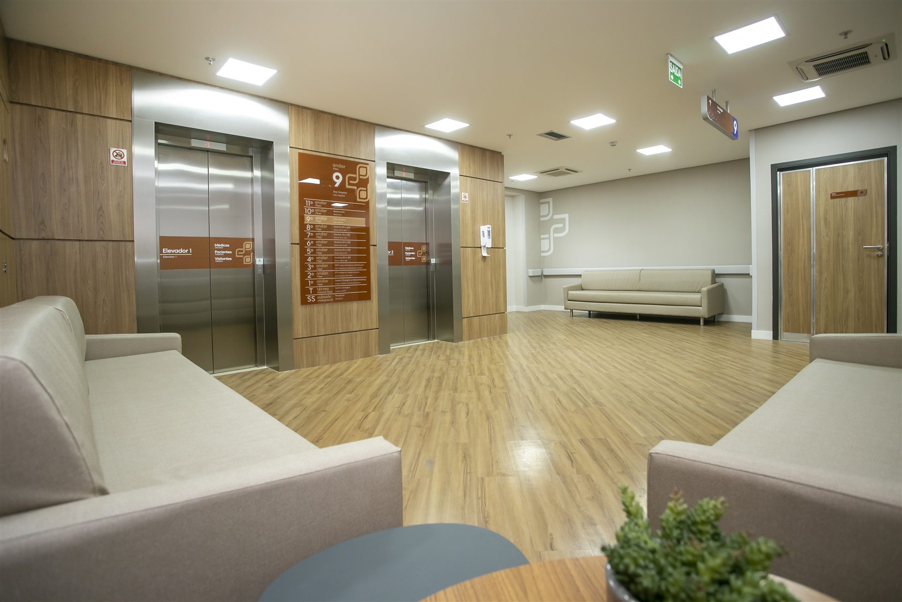 Hall e sinalização do Hospital Santa Tereza